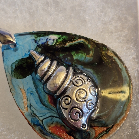 Elegant Silver and Blue Shell Pendant Necklace - Picture 2 of 4